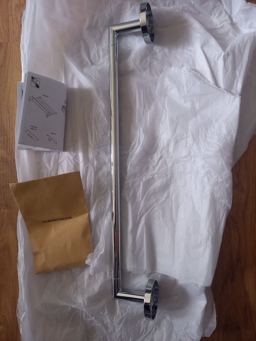 Toalheiro de design reto curto cromado Hotels Round Roca