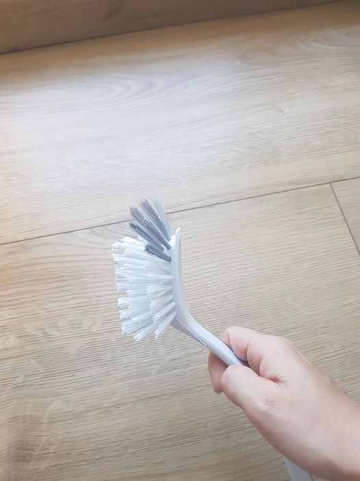 Nowa szczotka do mycia naczyń.