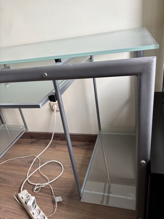 Mesa de escritório de vidro temperado com suporte para teclado