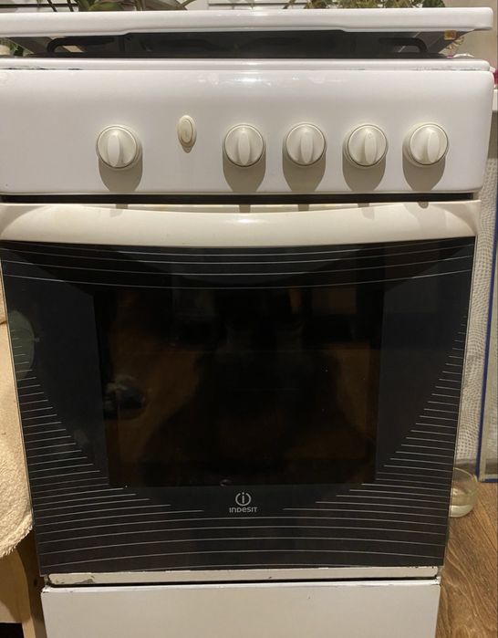 Газовая плита Indesit с духовкой