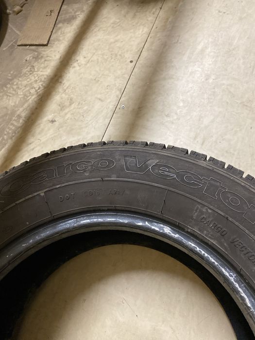 150. Opony zimowe dostawcze goodyear cargovector 215/65r15c 2szt