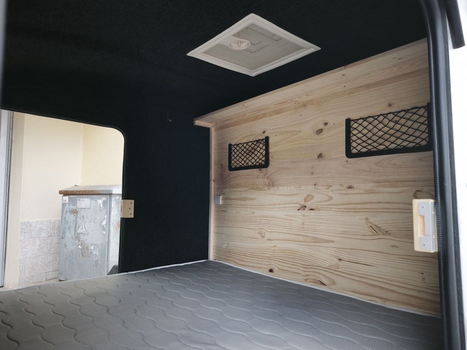 Mini caravana com tenda e sistema offgrid