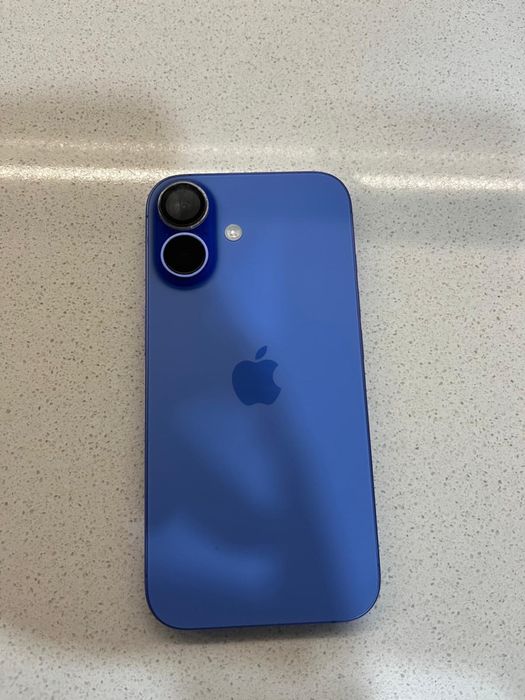 Iphone 16 azul , praticamento  novo