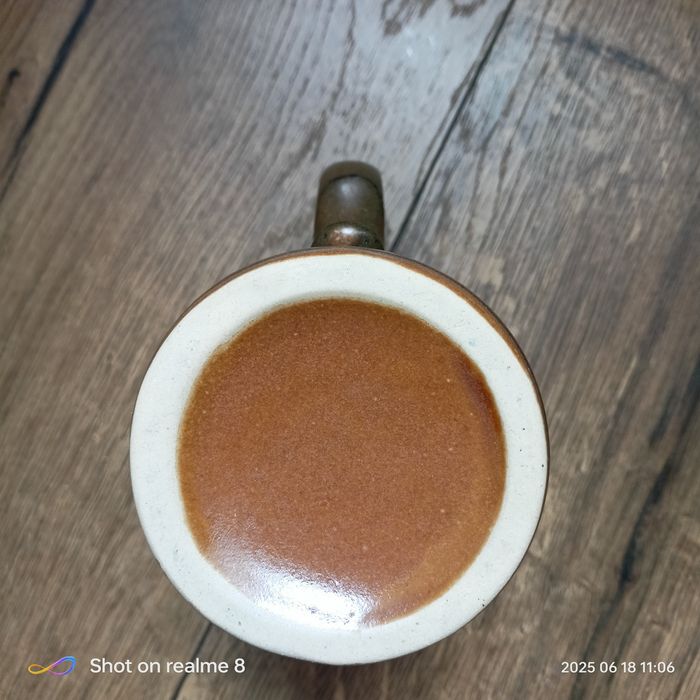 Stylizowany kufel ceramiczny – motyw antyczny, idealny do dekoracji