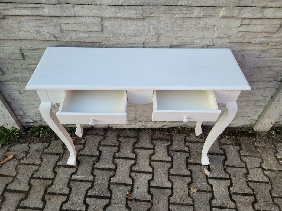Elegancki  stolik-konsolka.