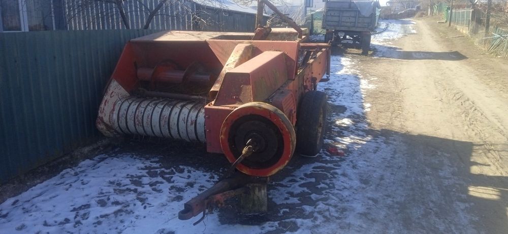 Прес підбирач International b47