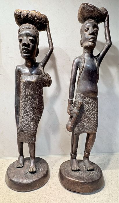 Par de grandes antigas figuras africanas em bronze - 38 cm e 36 cm
