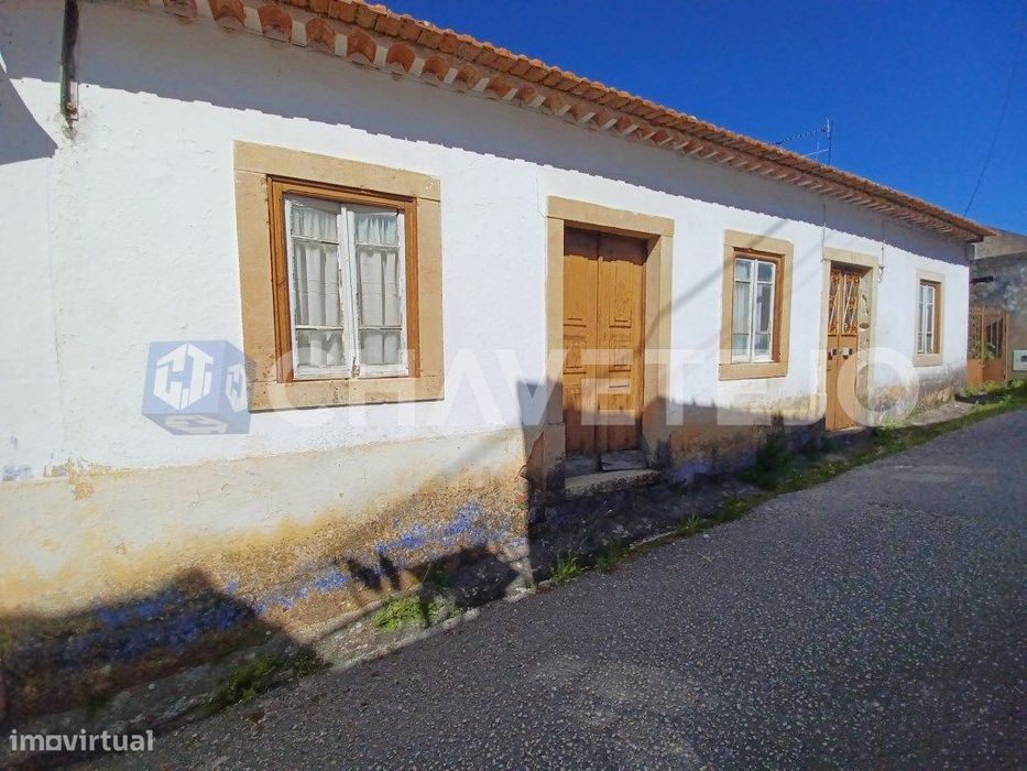 2 Casas de habitação com terreno em aldeia próxima de bons acessos.