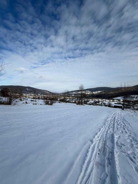 Продаж земельної ділянки 30 сотих у Маняві з краєвидом на гори