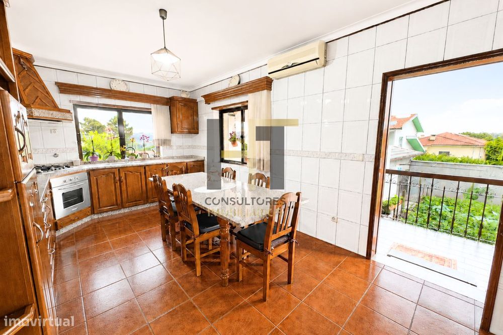Moradia T4 de 4 Frentes com 312m², Anexos e Garagem para 3 Carros em