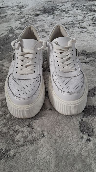 Білі шкіряні кросівки, розмір 38