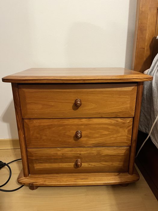 Mesa de cabeceira em cerejeira