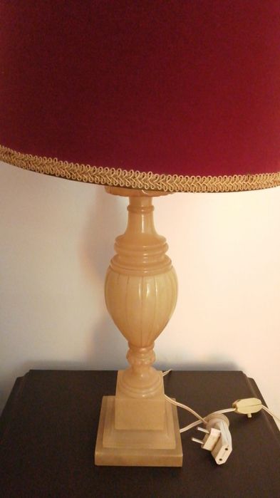 Candeeiro antigo em mármore