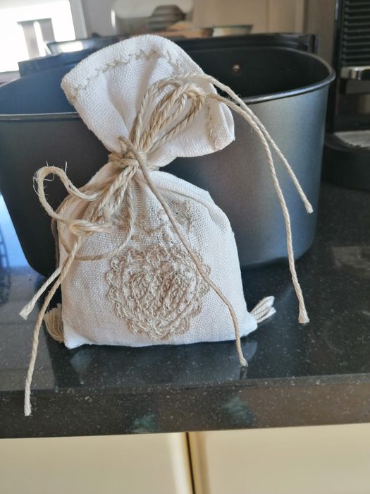 Saquinho em linho com bordado manual