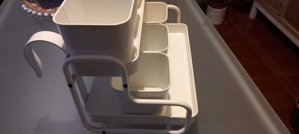 Suporte floreira  em metal branco, marca Ikea, como nova.