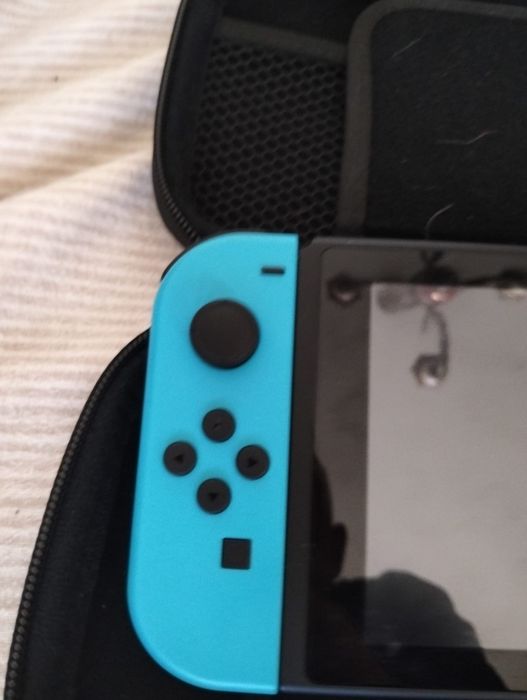 Nintendo switch com comandos, fios e acessórios