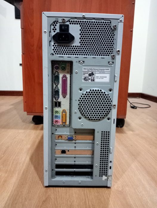 PC culona com monitor da Samsung e teclado sem fio novo em bom estado