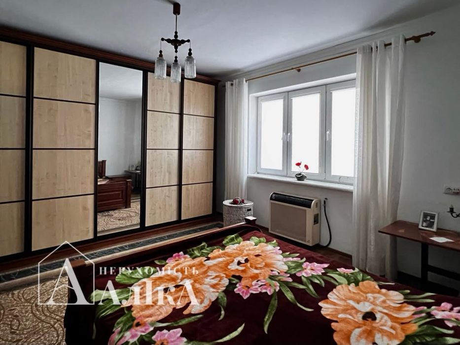 Продам двоповерхову частину будинку