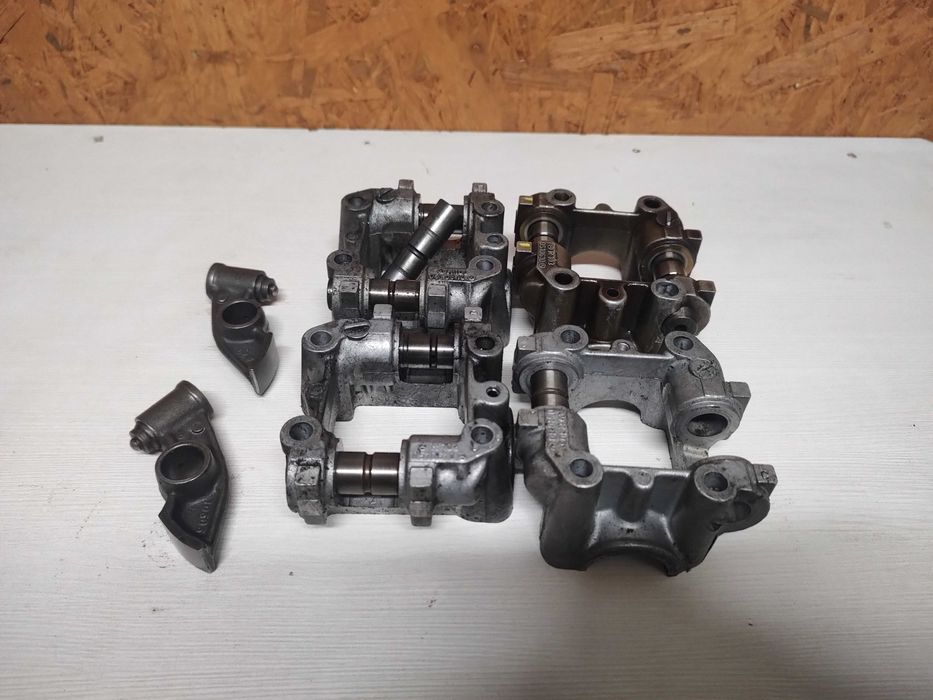 Dźwigienki zaworowe z podstawami-klawiatura Mercedes W124 3.0 E 1987r