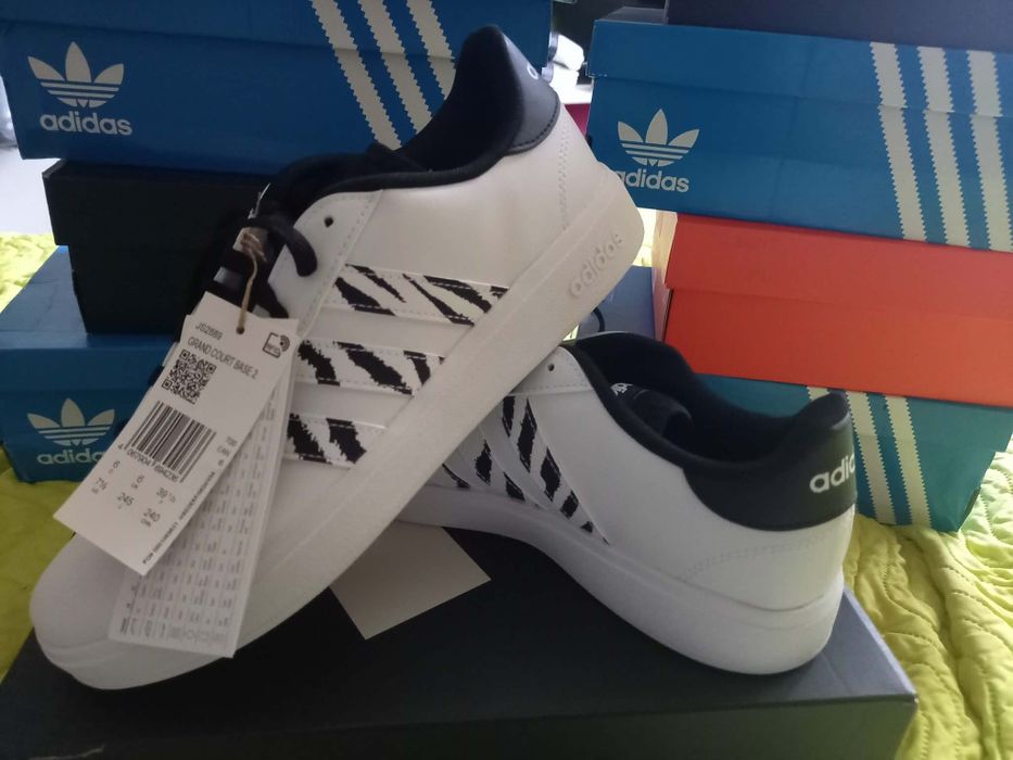 Białe adidasy w zebrę r39 1/3