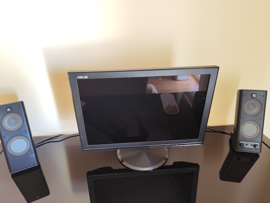Monitor, colunas e teclado