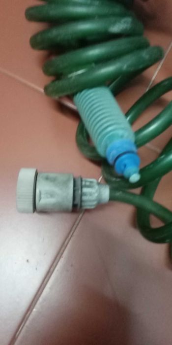 Mangueira  com cerca de 3 metros e outra mangueira verde com 4 metros