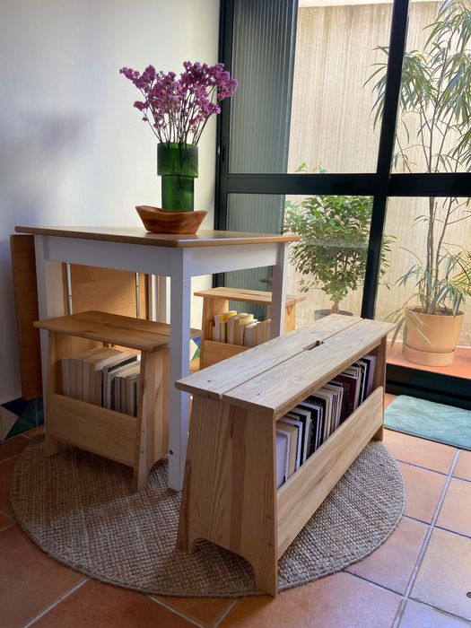 Mesa IKEA Piintorp Abas reabatív/pernas articuladas, na cor castanho claro com velatura.