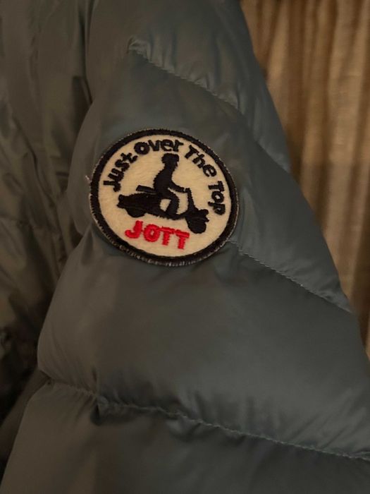 Casaco de penas marca JOTT -