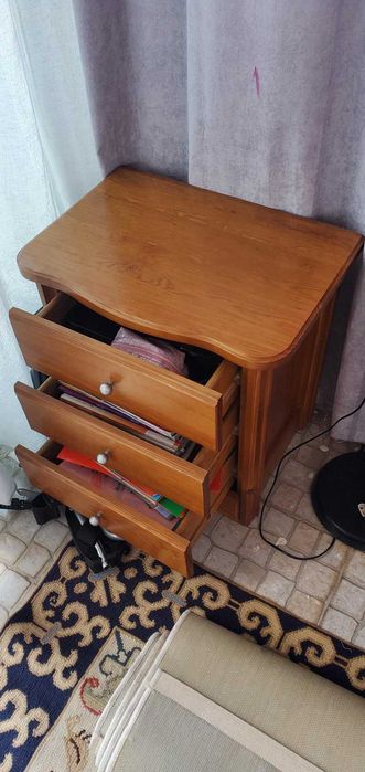 Vendo Cama + Mesas Cabeçeira, madeira maciça Pinho Mel, como novo.