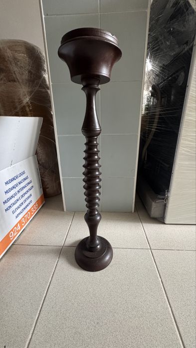 Cinzeiro de pé alto, em Pau Preto