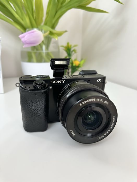 Sony a6000 com lente 16-50mm e bolsa