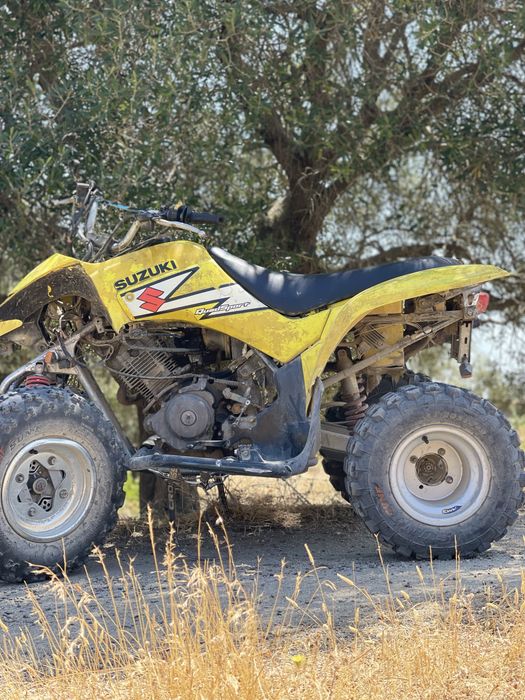 Vendo moto quatro Suzuki ltz 250 com documentos a funcionar e a andar mais informações envia mensagem