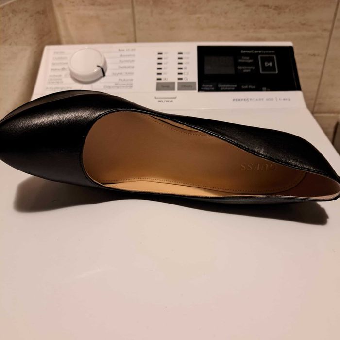 Szpilki Guess na platformie