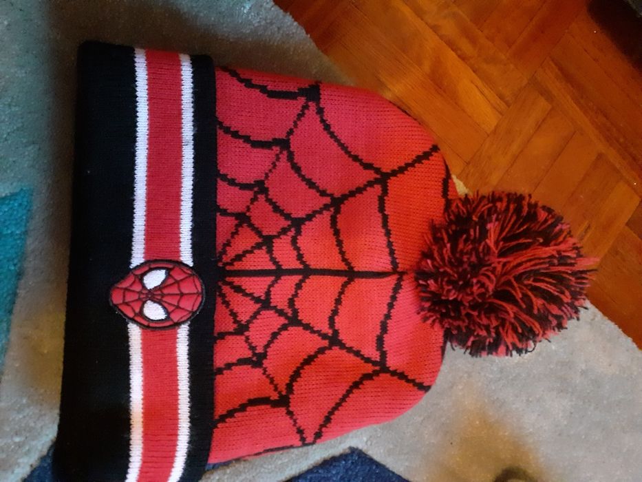 Vendo dois gorro spider man vermelho e um conzento.