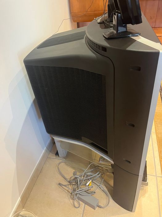 TV Sony WEGA grande móvel original Sony | 150 € | Chaves  Vendo televisão Sony WEGA de grandes dimensões, com móvel/suporte original Sonyincluído
