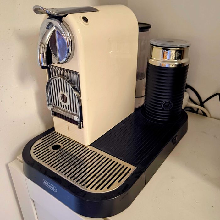 Cafeiteira Nespresso De'Longhi com Espumadora de Leite