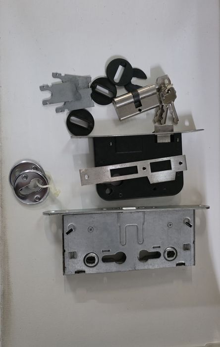 Fechadura com canhão e chaves