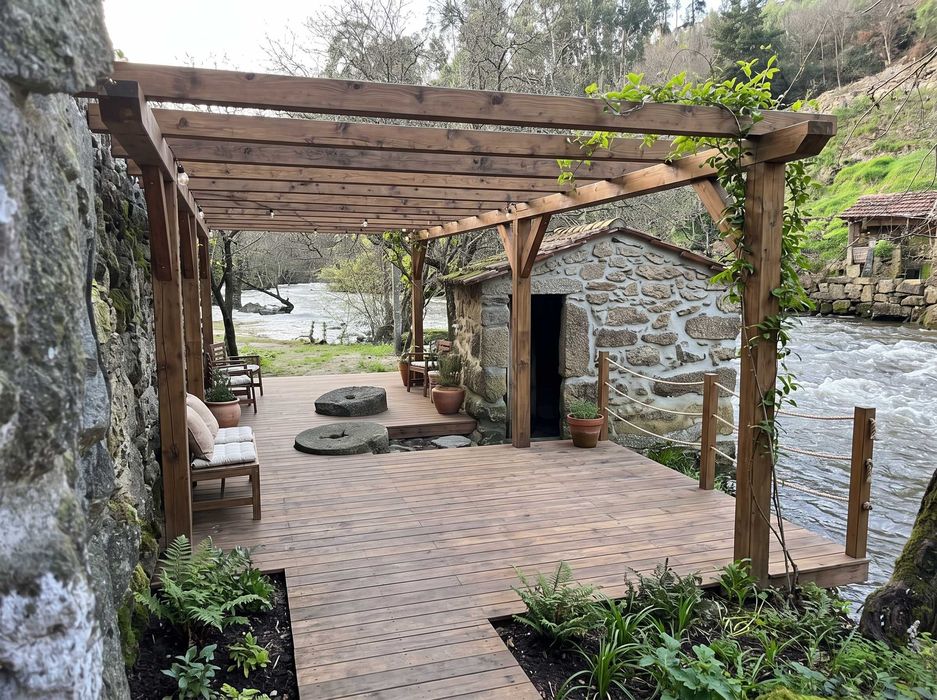 Quintinha com casa com 4 quartos e terreno amplo junto ao rio