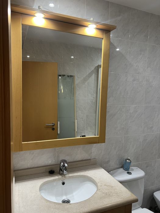 Espelho deslizante com armario atras