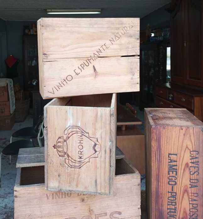 Antigas caixas do Vinho em madeira vazias