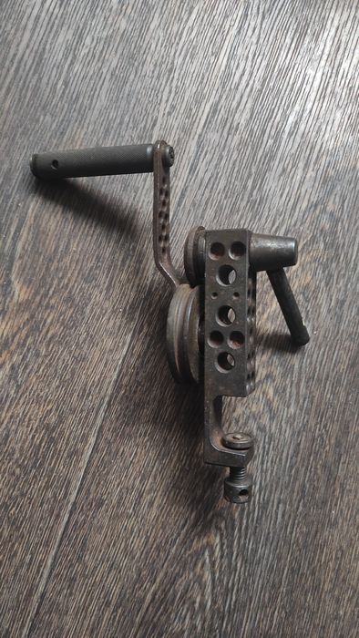 Машинка для выравнивания крышек