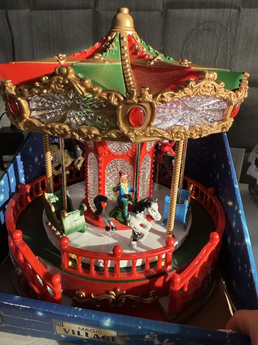 Новорічна інсталяці карусель