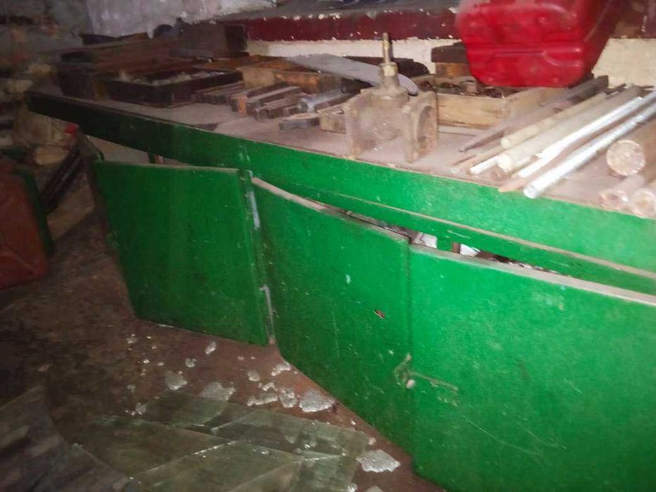 Стол-тумба-шкаф металлический.