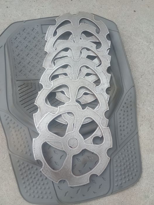 Krążki  średnica 28 cm . Stal.