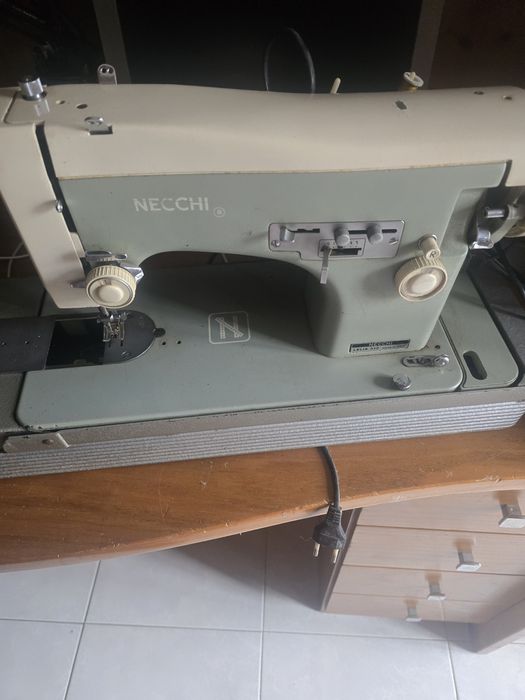 Máquina de costura Nechi