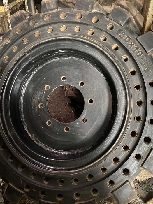 Шина массивная 10-16,5 (30х10х16) в сборе с дисками Китай