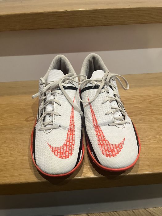 Białe korki Nike Phantom GT w rozmiarze 40 (US 7).m