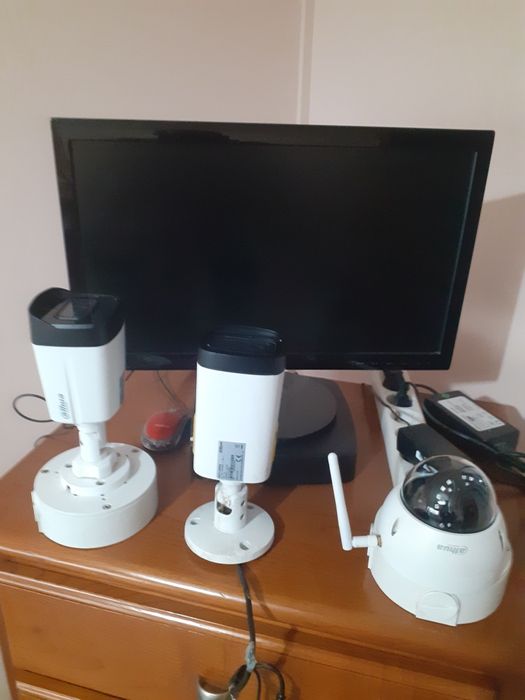 Três câmaras de vídeo vigilância