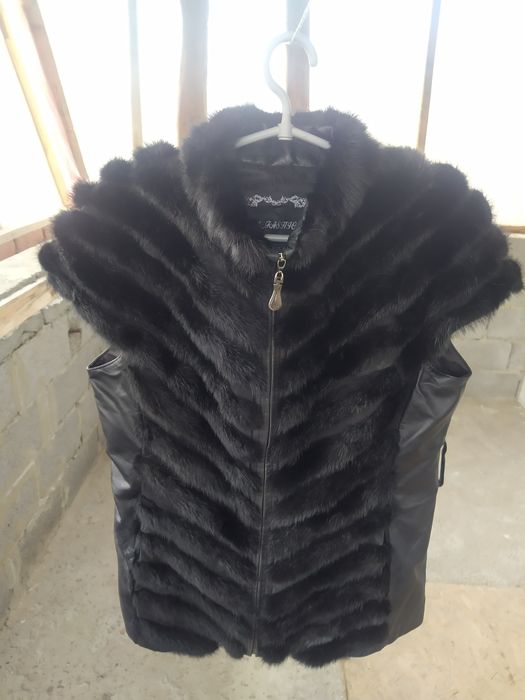 Продам норковую женскую  жилетку