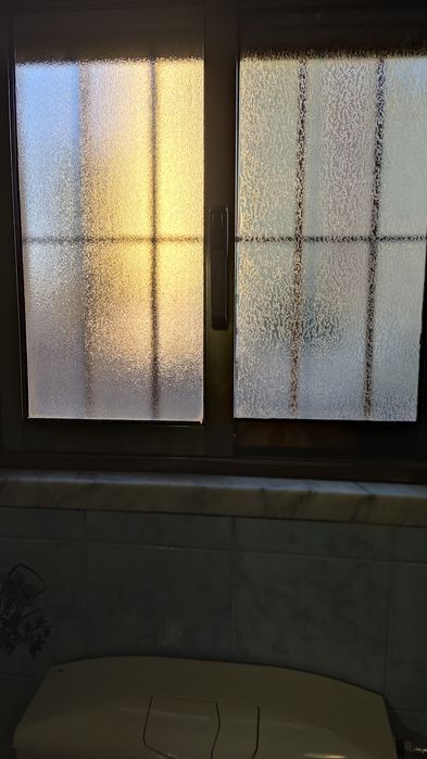 Caixilharia alumínio castanho de casa banho